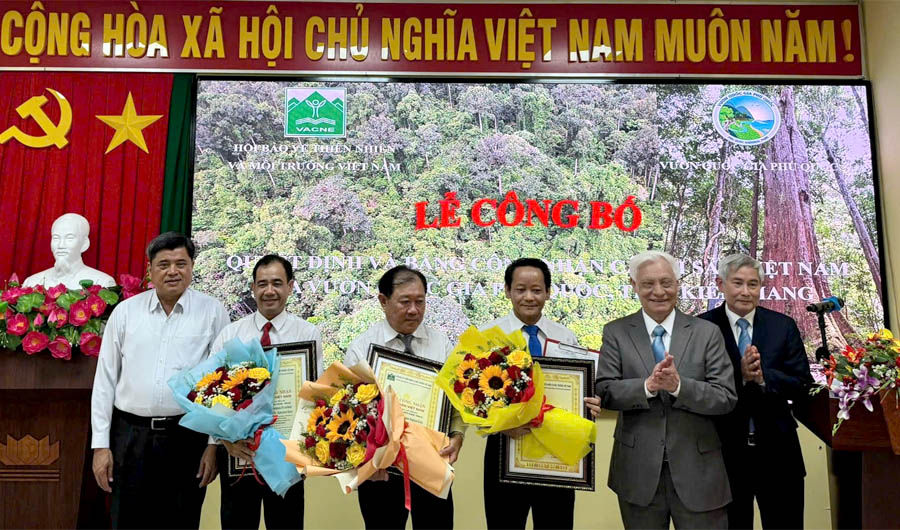 Sáu[-]cây[-]đầu[-]tiên[-]của[-]tỉnh[-]Kiên[-]Giang[-]được[-]công[-]nhận[-]Cây[-]Di[-]sản[-]Việt[-]Nam